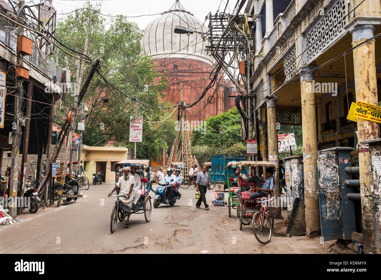 Chawri bazar Road in der Nähe von Jama Masjid Moschee im Hintergrund, Delhi, Indien Stockfoto
