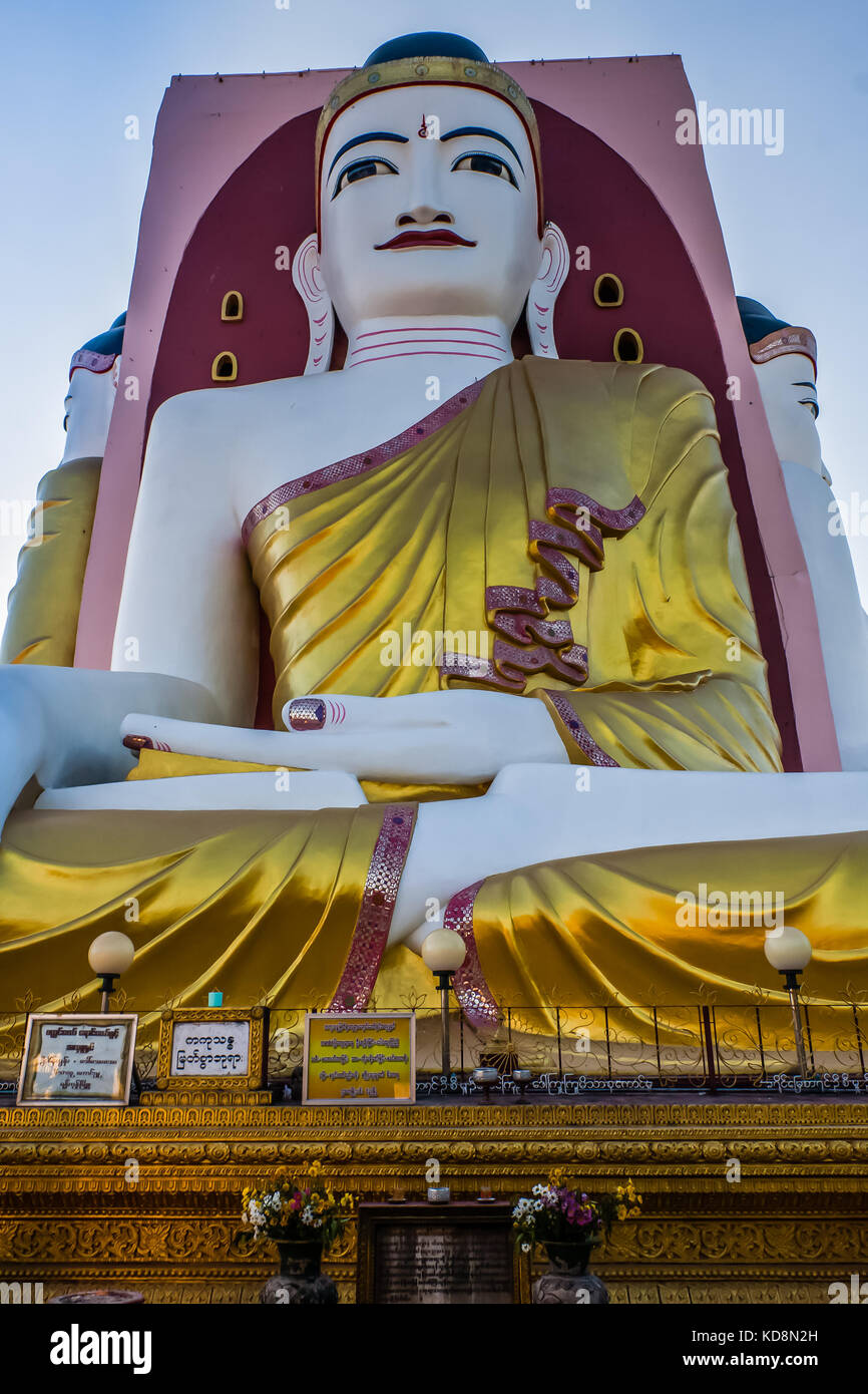 Sitzung Buddhas zu Kyaik Pun Pagode, Bago, Myanmar Stockfoto