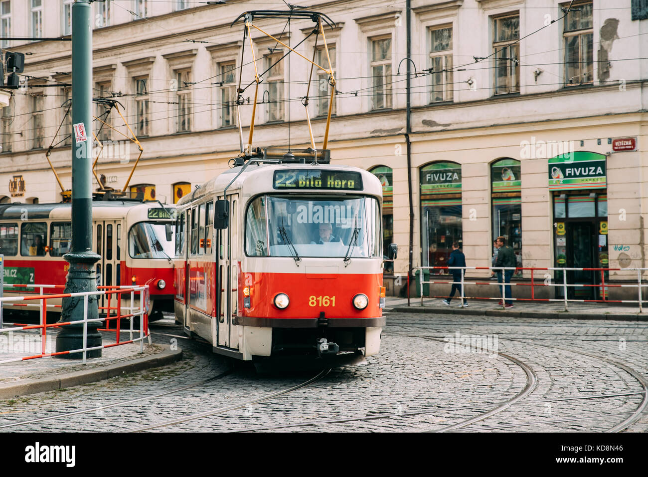 Prag, Tschechische Republik - 22. September 2017: Öffentliche alten retro Tram mit Anzahl der zweiundzwanzig Route auf der Straße bewegen. Stockfoto