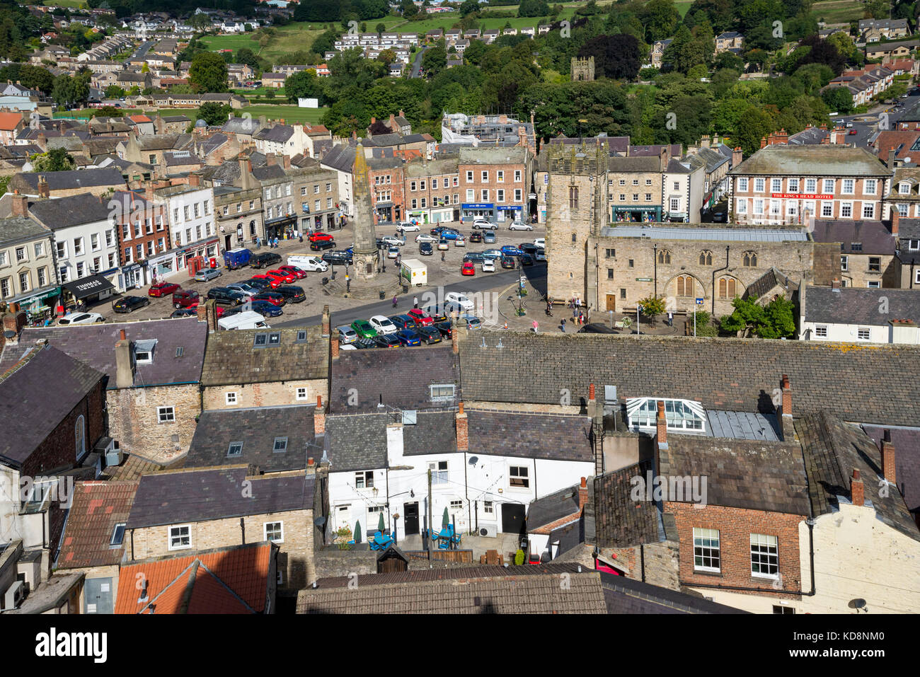 Blick vom Richmond Castle auf die historische Stadt unten. Trinity Kirchplatz. North Yorkshire, England. Stockfoto