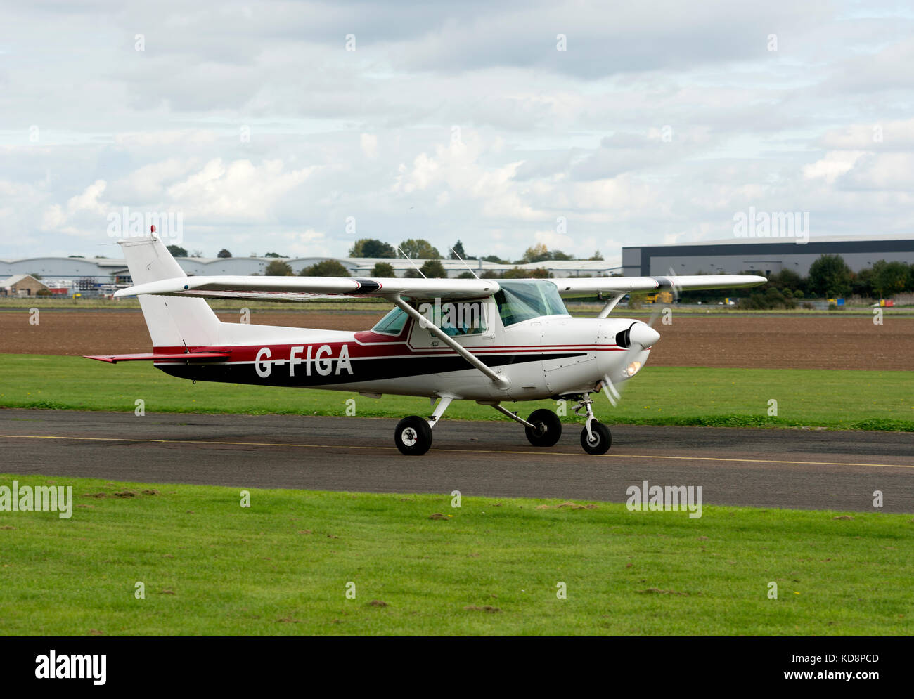 Cessna C 152 an Wellesbourne Airfield, Warwickshire, Großbritannien (G-FIGA) Stockfoto