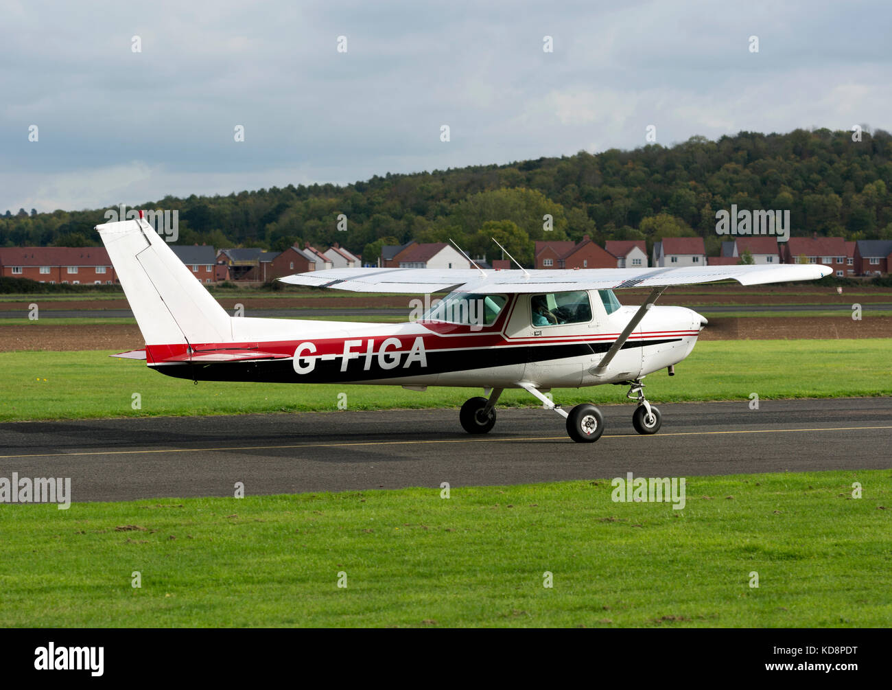 Cessna C 152 an Wellesbourne Airfield, Warwickshire, Großbritannien (G-FIGA) Stockfoto