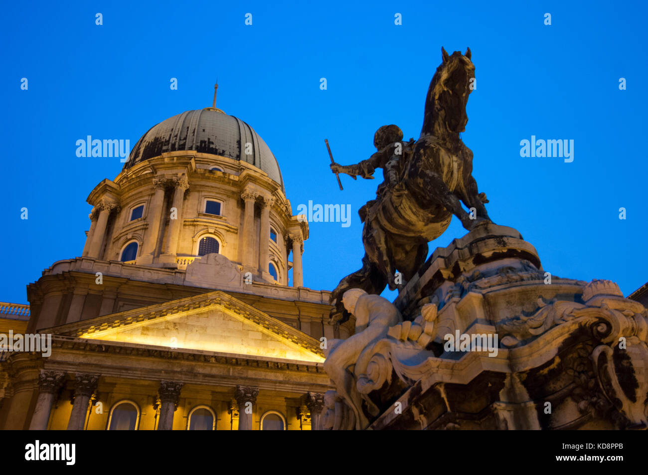 Ungarn, Budapest, Pest, Buda, Burgviertel, Reiterstandbild des Prinz Eugen von Savoyen der Kuppel des Burgpalastes Stockfoto