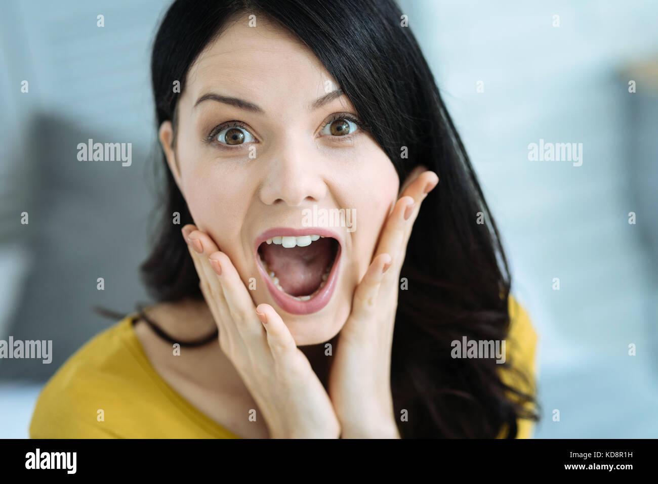 Überrascht Mädchen ihren Mund weit geöffnet halten. Stockfoto