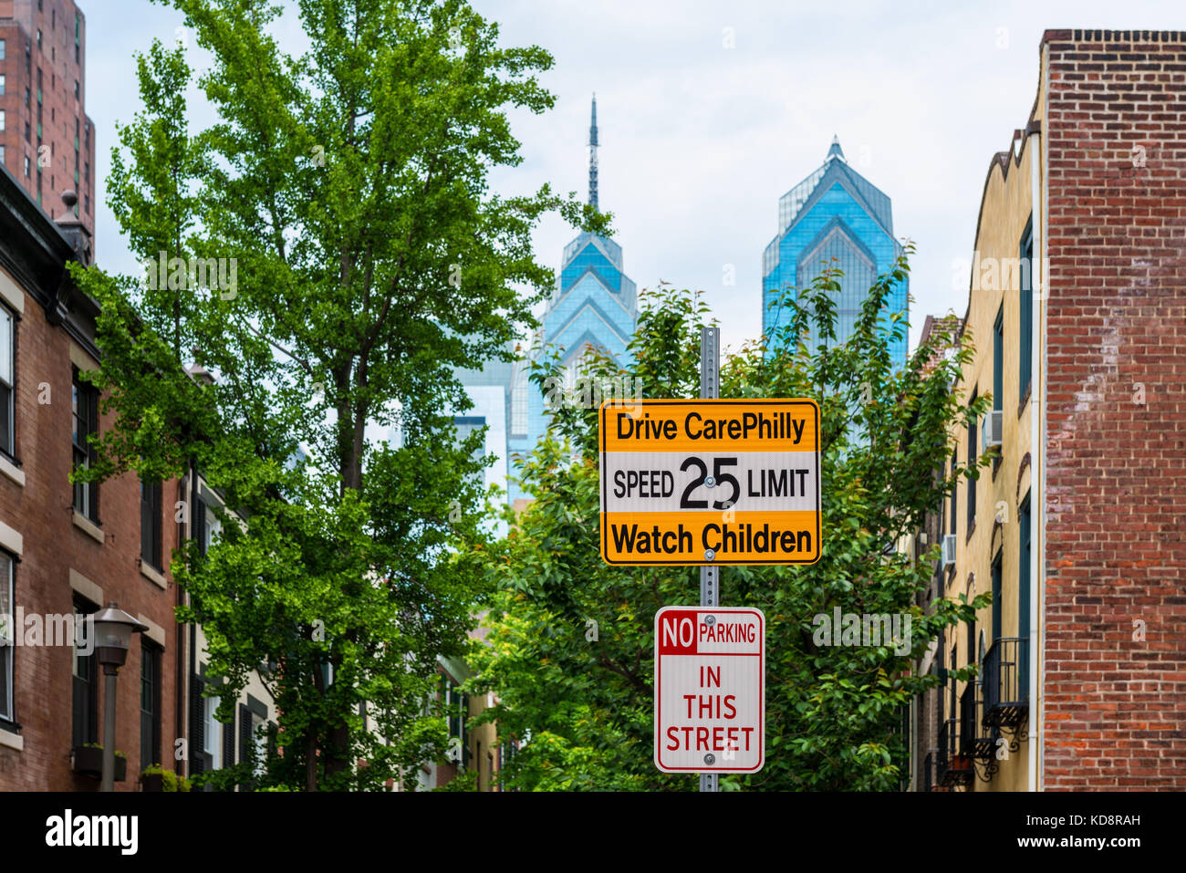 Drive CarePhilly Warnschild in Street of Downtown District in Philadelphia, Pennsylvania, USA Stockfoto