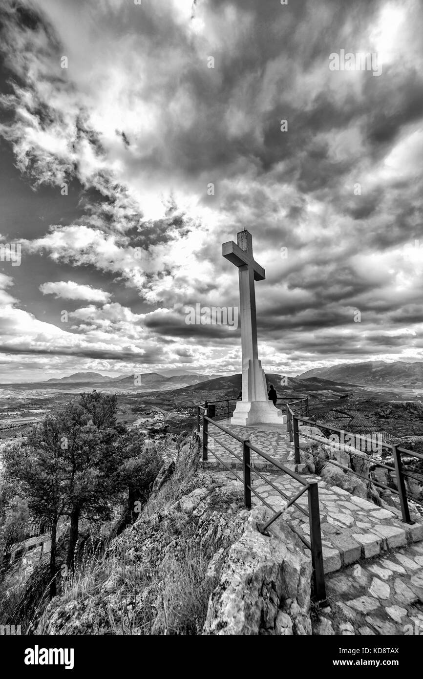 Wahrzeichen der Gehweg in Richtung große Kruzifix in Santa Catalina oder St. Katharina Berg, öffentlichen Denkmal und Ausblick Balkon über die Stadt Jaen, Andalusien, Stockfoto