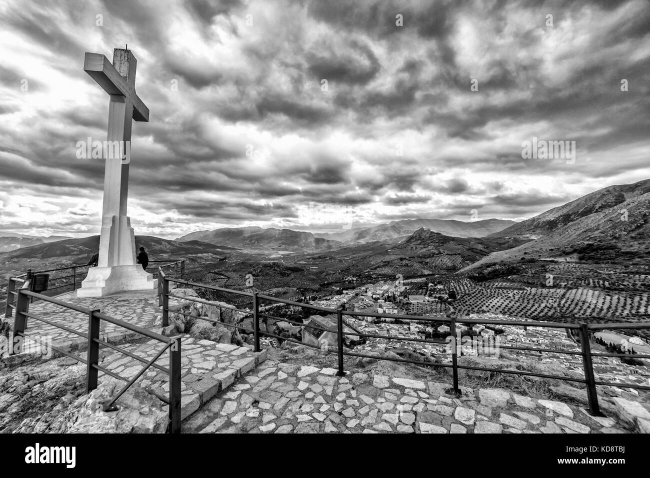 Wahrzeichen der Gehweg in Richtung große Kruzifix in Santa Catalina oder St. Katharina Berg, öffentlichen Denkmal und Ausblick Balkon über die Stadt Jaen, Andalusien, Stockfoto