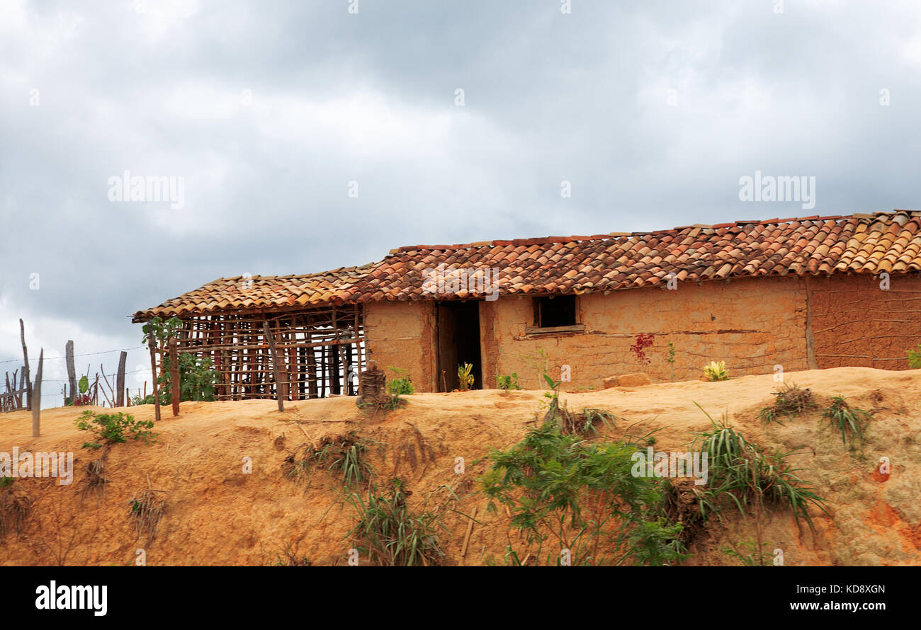 Lehmhütte am Straßenrand im Hinterland von Bahia, Brasilien, Südamerika Stockfoto