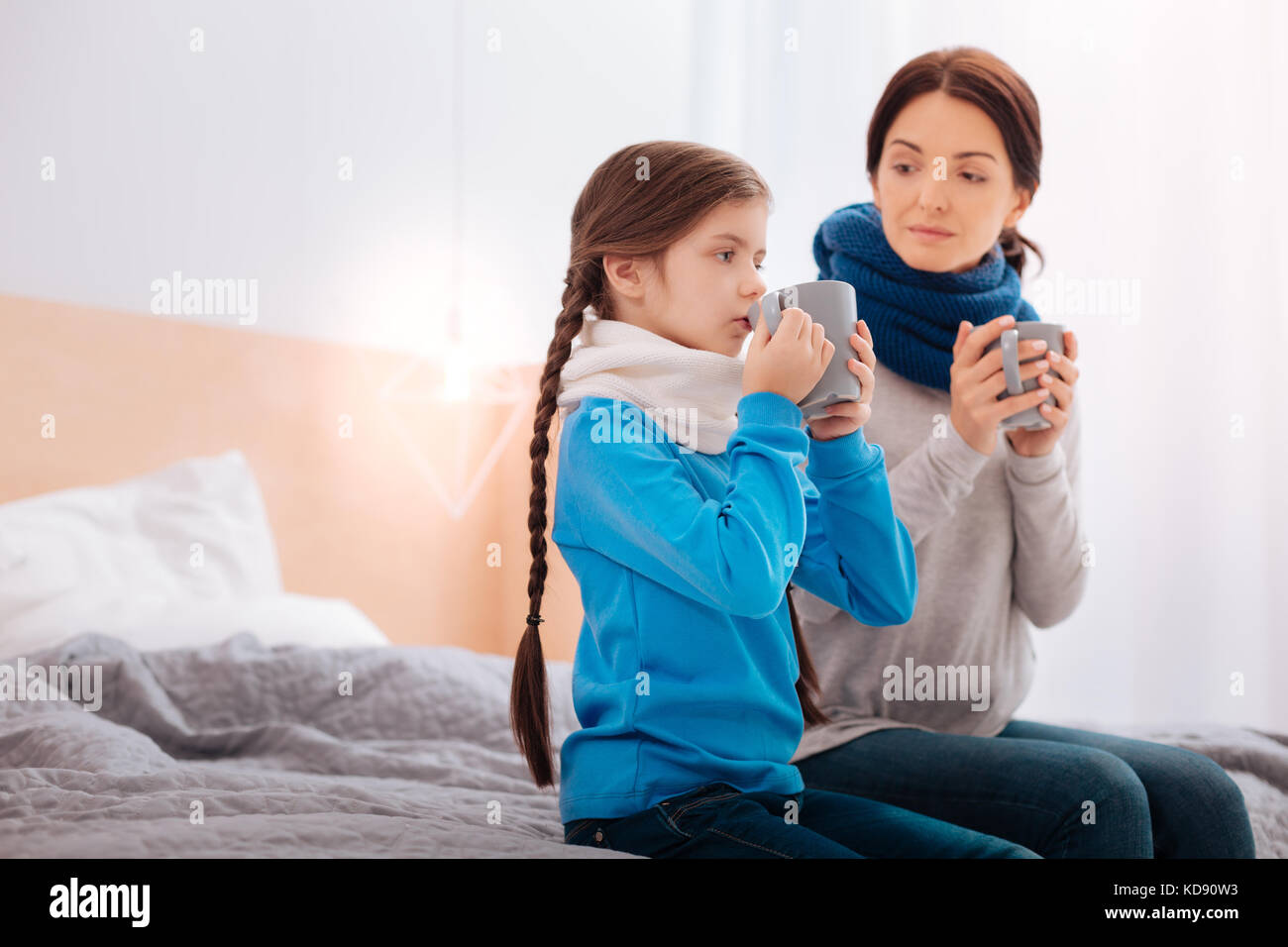 Nahe verwandte Tee trinken zusammen in Ihrem Zimmer Stockfoto