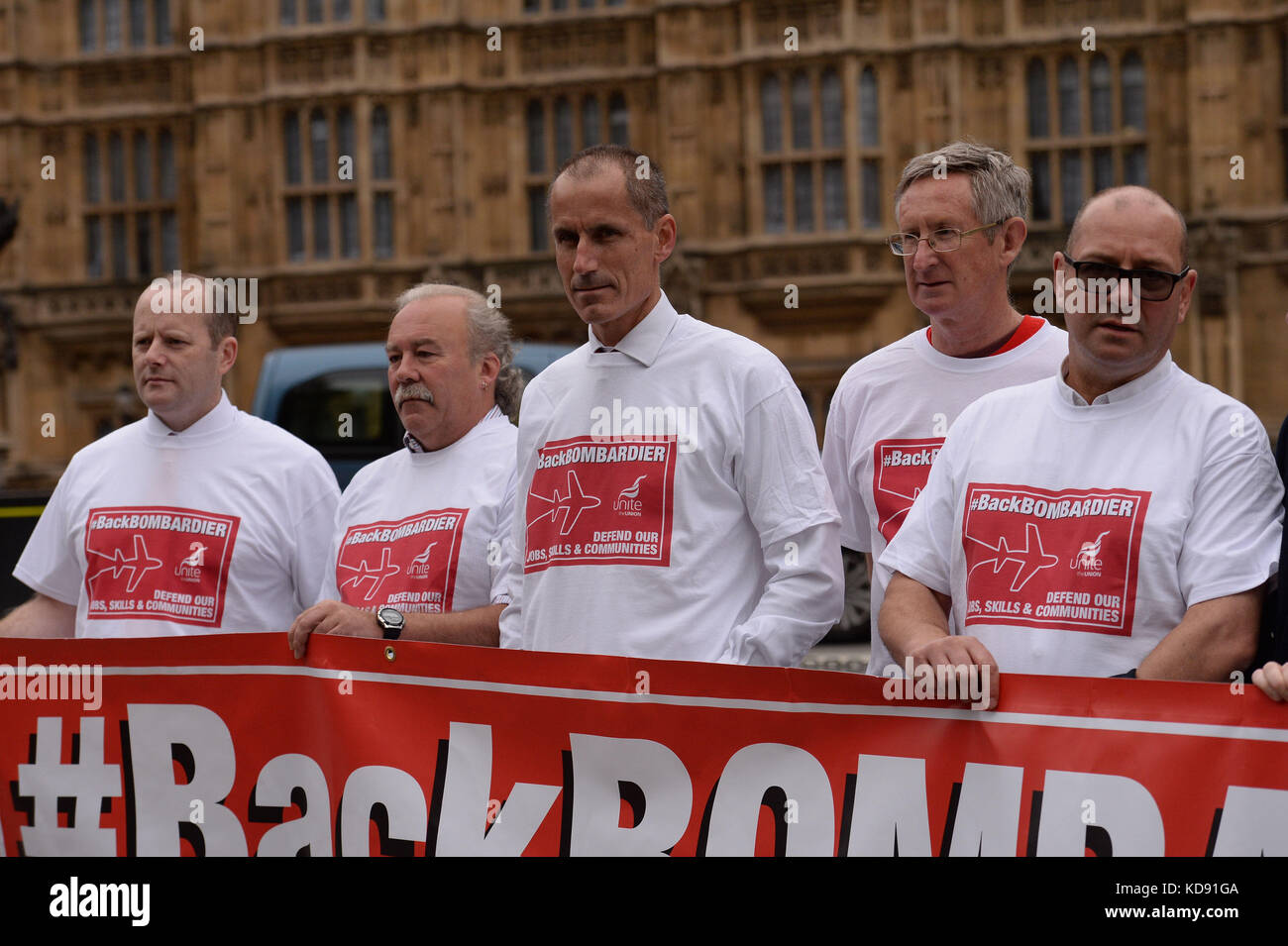 Arbeiter des Flugzeugherstellers Bombardier setzen sich für Lobbyarbeit bei den Houses of Parliament in Zentral-London ein und drängen auf Maßnahmen der Regierung, um angesichts des Handelsstreits mit den Vereinigten Staaten zur Sicherung ihrer Arbeitsplätze beizutragen. DRÜCKEN SIE ASSOZIATION Foto. DRÜCKEN SIE ASSOZIATION Foto. Bilddatum: Mittwoch, 11. Oktober 2017. Bombardier, das in Belfast mehr als 4.000 Beschäftigte beschäftigt, wurde von einer vorgeschlagenen Abgabe von 80 % auf Ausfuhren getroffen, nachdem Boeing beschwert hatte, dass das kanadische Unternehmen seine Flugzeuge der C-Serie zu „absurd niedrigen“ Preisen gedumpt hatte. Siehe PA Story INDUSTRY Bombardier. Der Fotonachweis sollte lauten: Stefan Stockfoto