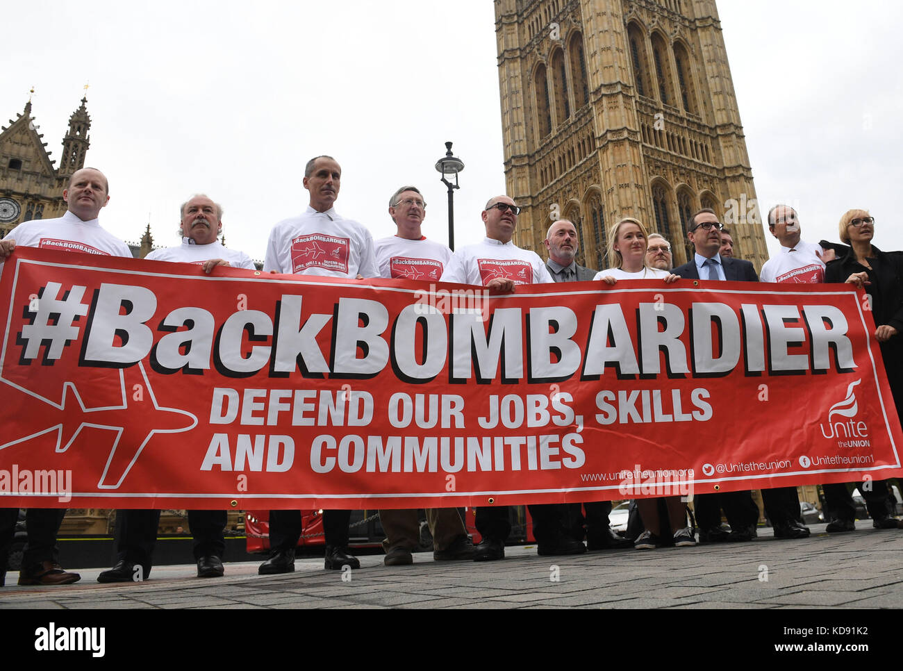 Der Labour-Abgeordnete Owen Smith (mit Brille, dritte rechts) mit Arbeitern des Flugzeugherstellers Bombardier, die sich für die Houses of Parliament im Zentrum von London eingesetzt haben, während sie auf Maßnahmen der Regierung drängen, um angesichts des Handelsstreits mit den Vereinigten Staaten ihre Arbeitsplätze zu sichern. DRÜCKEN SIE VERBANDSFOTO. DRÜCKEN SIE VERBANDSFOTO. Bilddatum: Mittwoch, 11. Oktober 2017. Bombardier, das in Belfast mehr als 4,000 Arbeitnehmer beschäftigt, wurde von einer vorgeschlagenen 80 %-igen Abgabe auf Exporte betroffen, nachdem Boeing Beschwerden darüber erhoben hatte, dass das kanadische Unternehmen seine C-Serie-Jets zu „absurd niedrigen“ Preisen abgeladen hatte. Siehe PA st Stockfoto