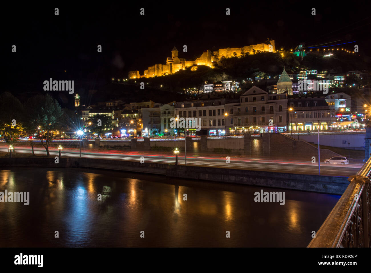 Am Abend Spaziergang entlang der Mtkvari River, mit dem westlichen Ufer des Flusses zusammen mit der Festung Narikala im Hintergrund sichtbar Stockfoto