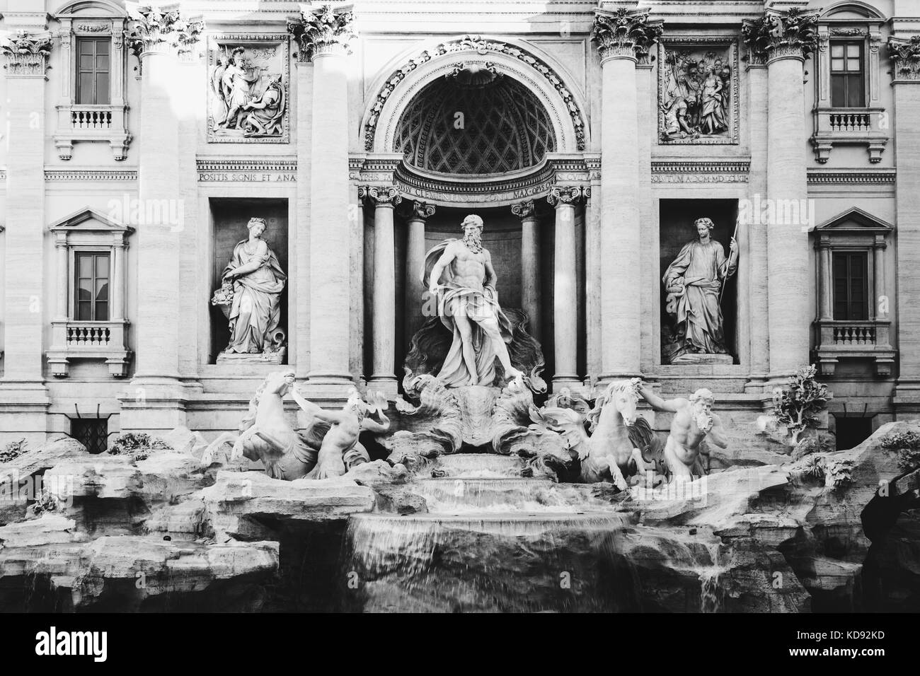 Trevi-Brunnen bei Sonnenaufgang, Rom, Italien. Rom-Barock-Architektur und Wahrzeichen. Rom-Trevi-Brunnen gehört zu den wichtigsten Sehenswürdigkeiten von Rom und Italien Stockfoto