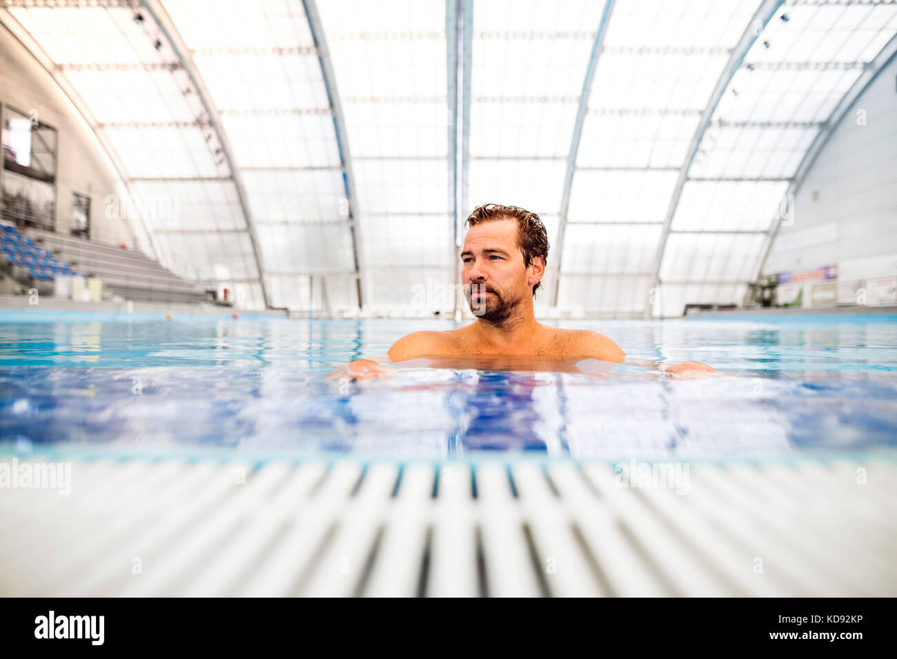 Mann Schwimmen im Innenpool. professionelle Schwimmer üben im Pool. Stockfoto