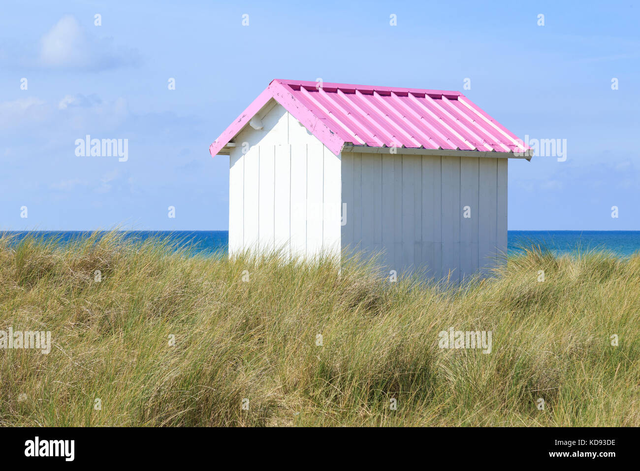 Frankreich, Calvados (50), Cotentin, Gouville-sur-Mer, cabine de Plages aux Toit coloré // Frankreich, Manche, Cotentin, Gouville-sur-Mer, Strand Kabine mit Colo Stockfoto