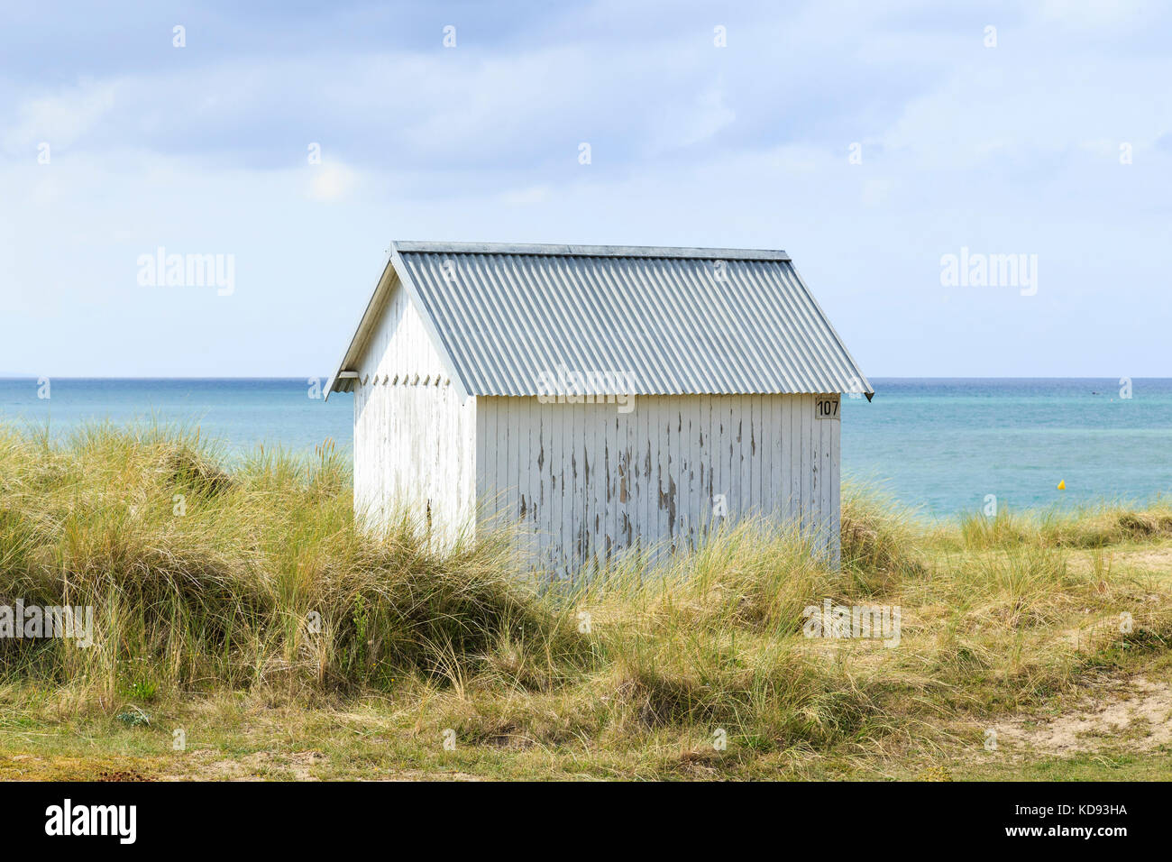 Frankreich, Calvados (50), Cotentin, Gouville-sur-Mer, cabine de Plages aux Toit coloré // Frankreich, Manche, Cotentin, Gouville-sur-Mer, Strand Kabine mit Colo Stockfoto