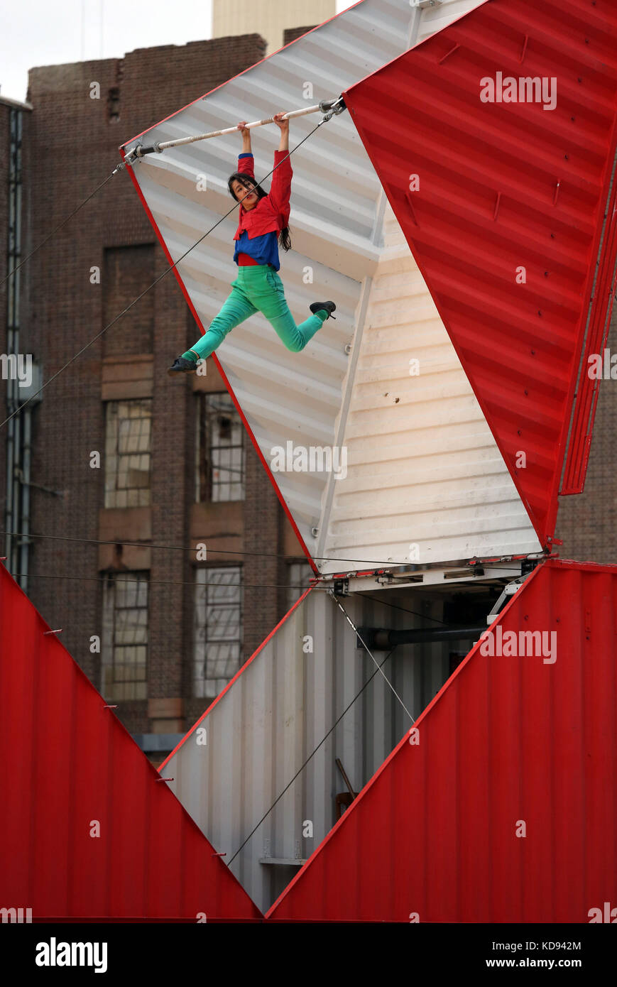 Die Choreografin Satchie Noro führt einen Ausschnitt aus ihrer Arbeit Origami in einem adaptierten Transportcontainer während eines Fotoaufrufs zur Eröffnung des Londoner Festivals für internationalen Tanz, Dance Umbrella, in der Battersea Power Station, London, durch. Stockfoto