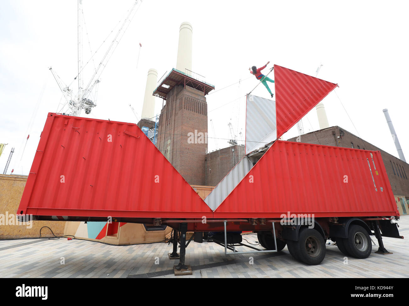 Die Choreografin Satchie Noro führt einen Ausschnitt aus ihrer Arbeit Origami in einem adaptierten Transportcontainer während eines Fotoaufrufs zur Eröffnung des Londoner Festivals für internationalen Tanz, Dance Umbrella, in der Battersea Power Station, London, durch. Stockfoto