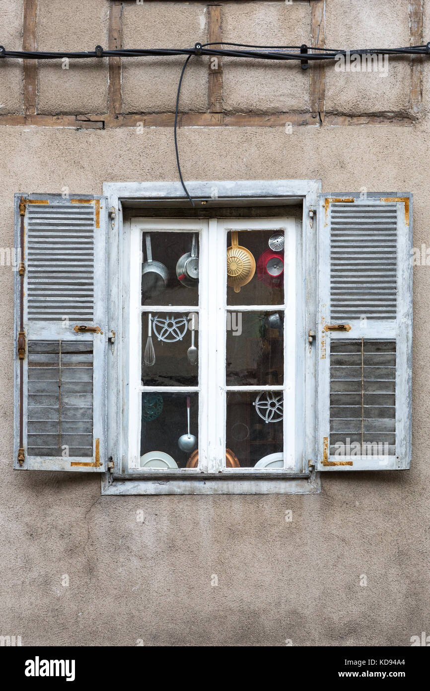 Bellac, Limousin, Frankreich - Juni 27, 2017: ein französisches Fenster mit Kochen Gang vor das Glas. Stockfoto