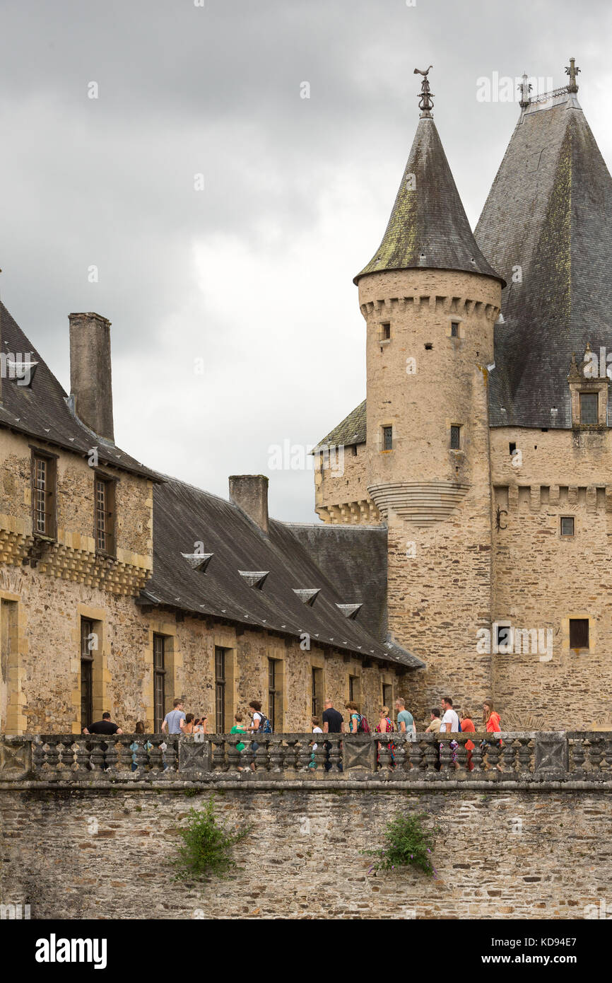 JUMILHAC-LE-GRAND, Dordogne, Frankreich: 1. JULI 2017: Touristen auf der äußeren Mauer erkunden Sie das Schloss oder Burg von Jumilhac. Stockfoto