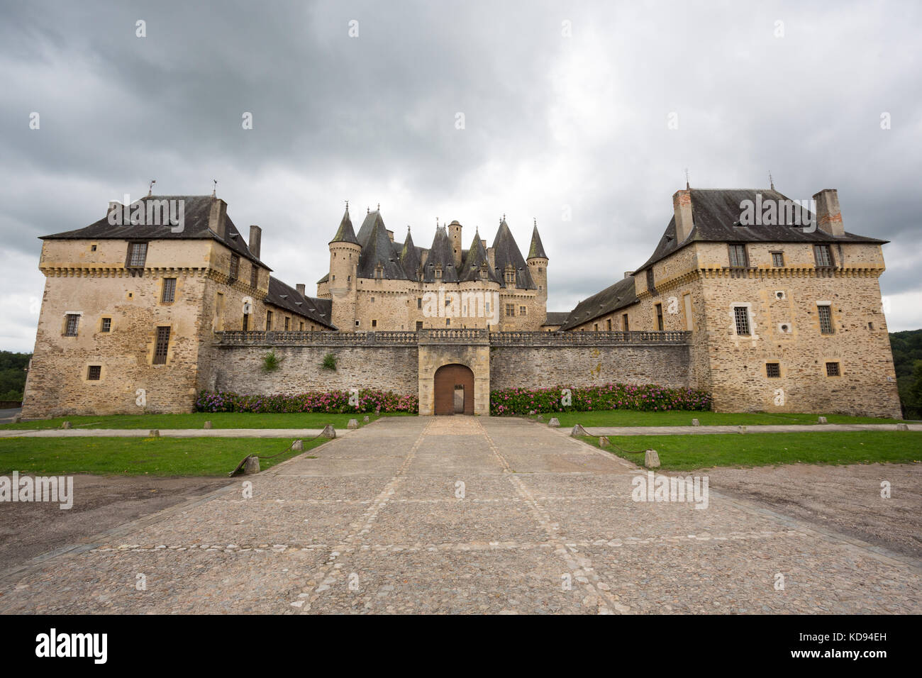 JUMILHAC-LE-GRAND, Dordogne, Frankreich: 1. JULI 2017: Vor dem Schloss von Jumilhac. Stockfoto