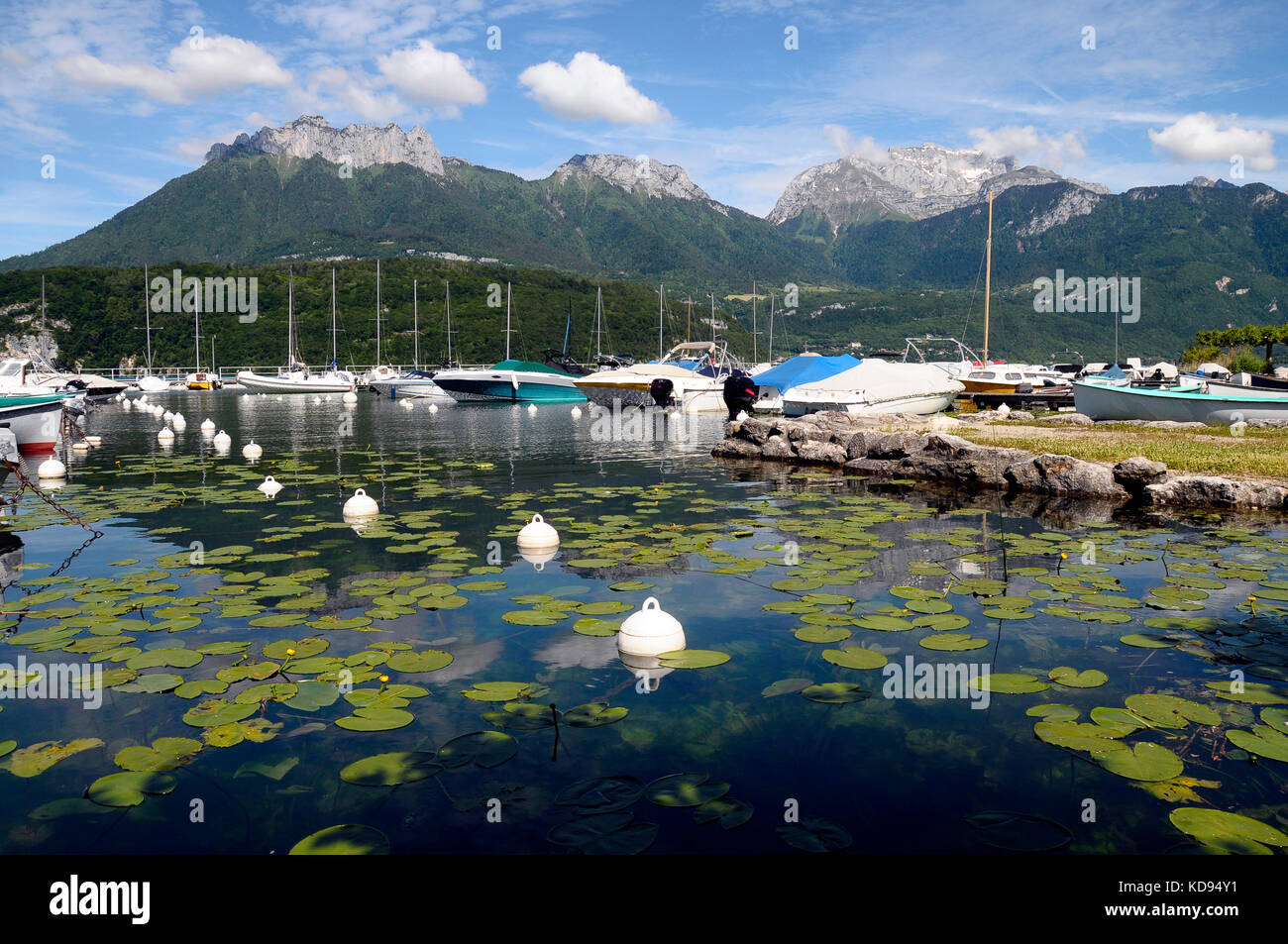 See von Annecy: Jachthafen von Saint Jorioz, La Tournette und forclaz Berge Stockfoto