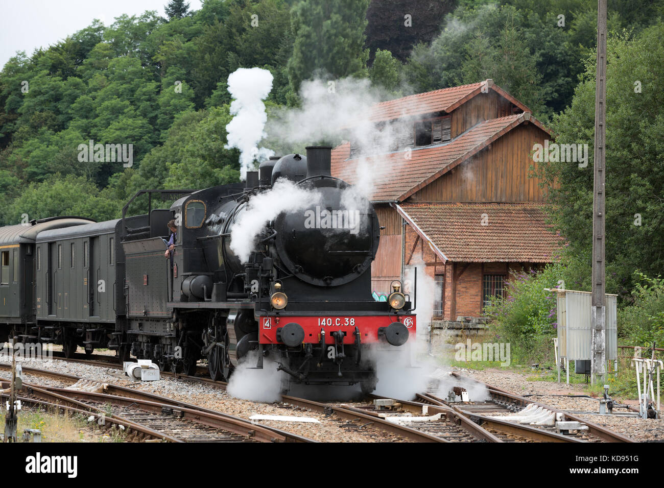 EYMOUTIERS, Frankreich - 27. JUNI 2017: Limoges - Eymoutiers Dampflok verlassen den Bahnhof. Stockfoto