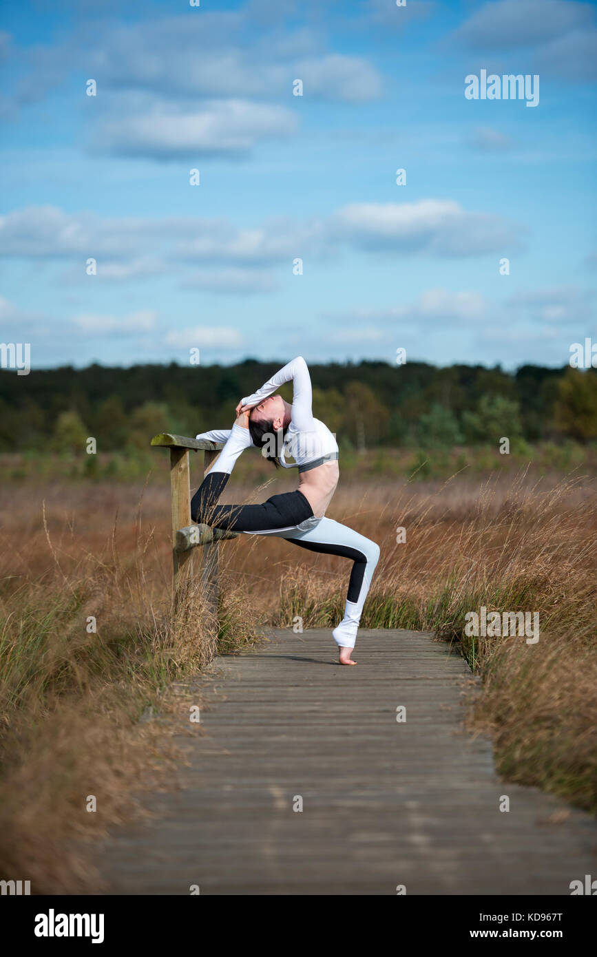 Frau eine Yoga pose tun Stockfoto