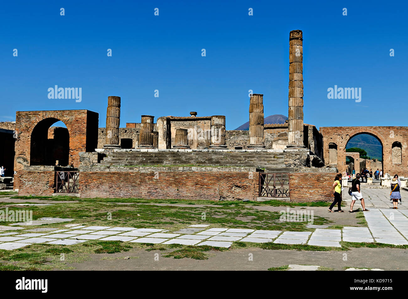 Pompeji, Italien - 3. Oktober 2013 Pompeji. Die Touristen, die das Forum und Tempel des Jupiter mit dem Vesuv in der Ferne, der Archäologischen s Stockfoto