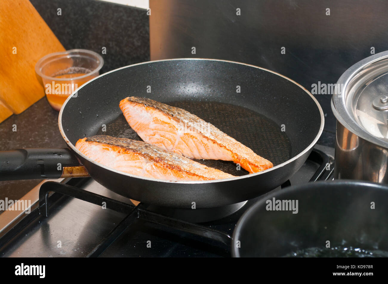 Zwei Lachsfilets Kochen in einer Pfanne Stockfoto