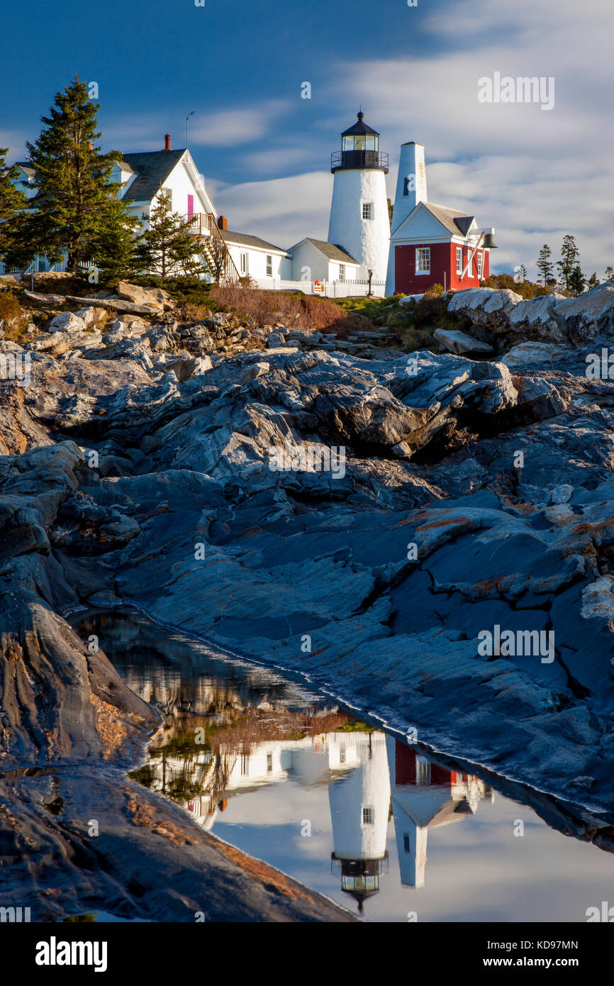 Am frühen Morgen auf den Felsen unten Pemaquid Point Lighthouse in der Nähe von Bristol Maine, USA Stockfoto