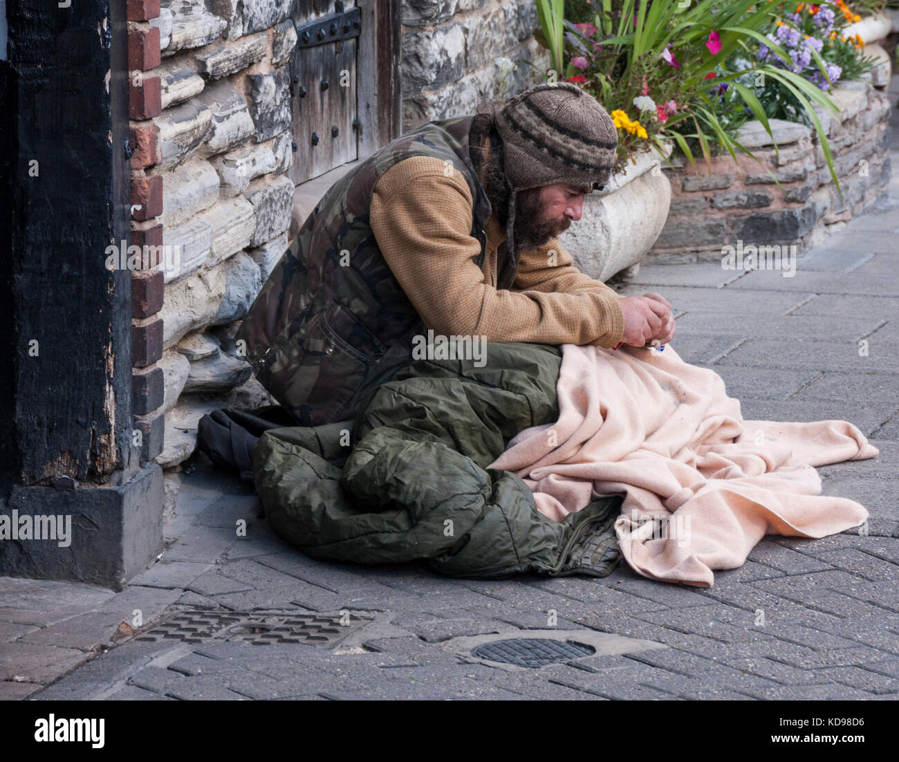 Ein Mann, der auf den Straßen von Stratford-upon-Avon, England, Großbritannien, rau lebt Stockfoto