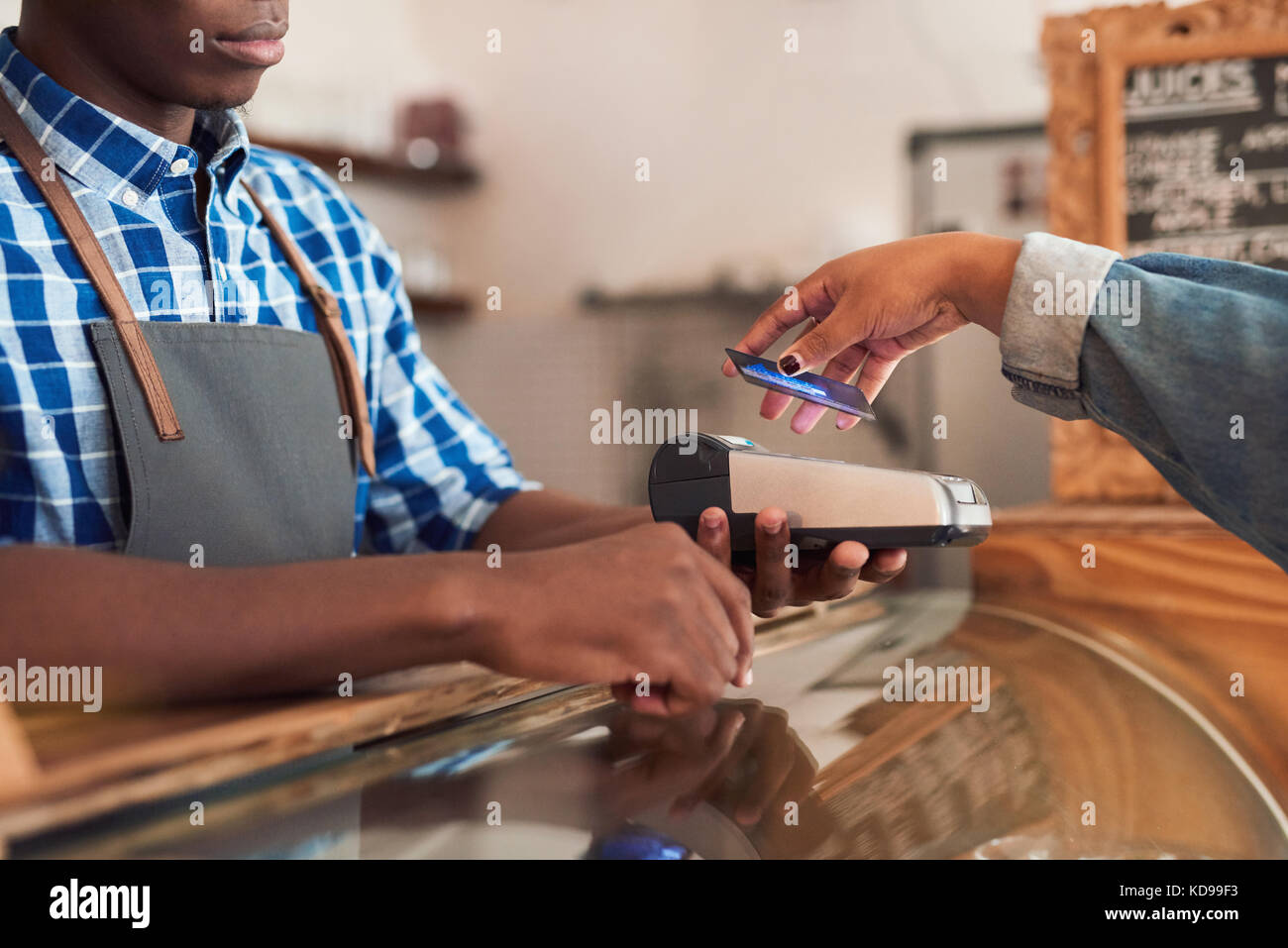 Cafe Kunden bezahlen für ihre Purchace mit NFC-Technologie Stockfoto