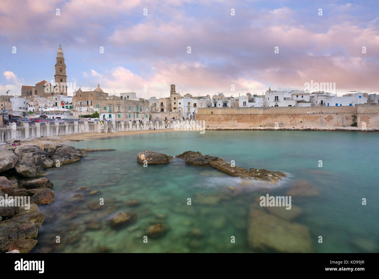 Panoramablick von Monopoli. Apulien, Süditalien. Meer im Sommer. Italienische Resort. Stockfoto