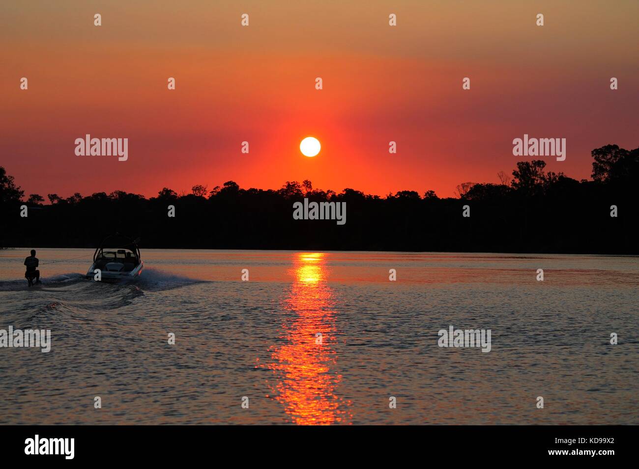 Sonnenuntergang, Wassersport Stockfoto