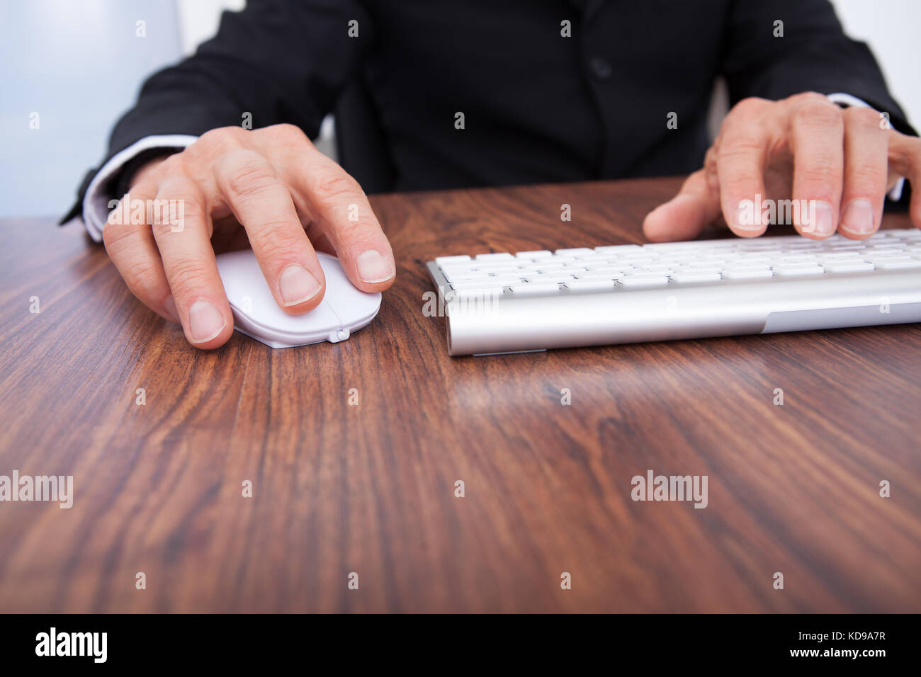 Nahaufnahme der Geschäftsmann mit Computer am Schreibtisch hand Stockfoto