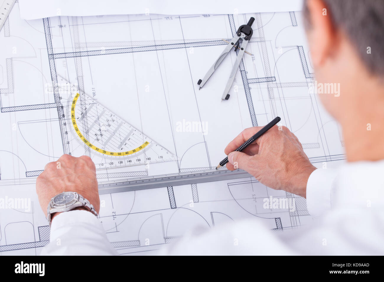 Nahaufnahme der männlichen Architekten Zeichnung blueprint im Büro Stockfoto