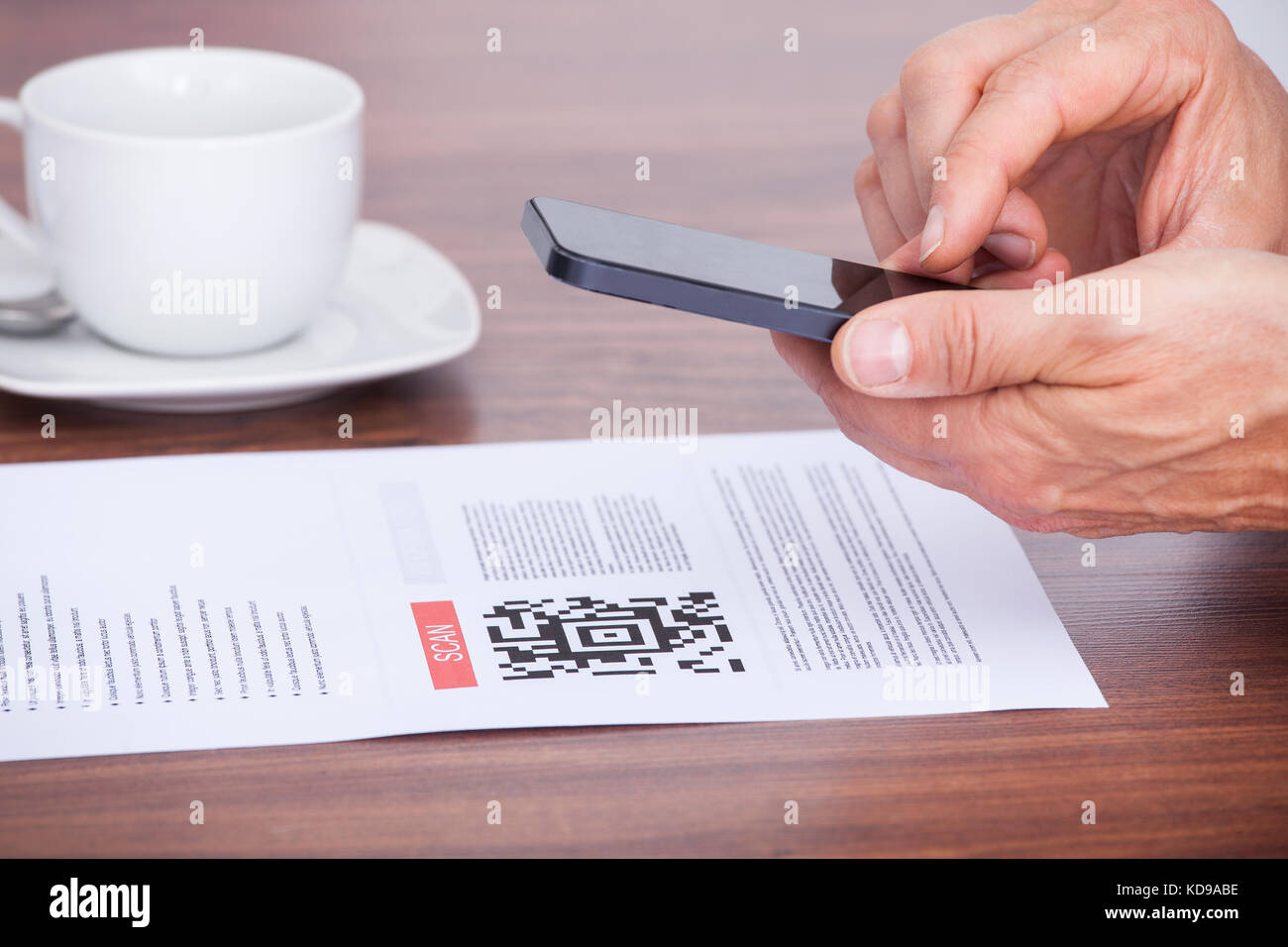 Nahaufnahme einer Person mittels Handy Barcode Stockfoto