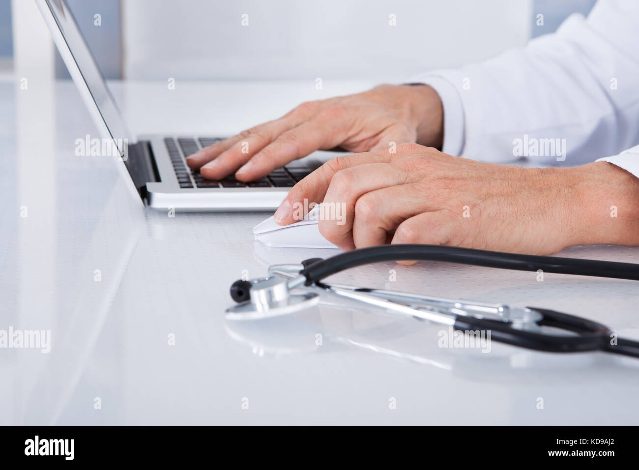 In der Nähe von Doktor mit Laptop vor STETHOSKOP am Schreibtisch Stockfoto