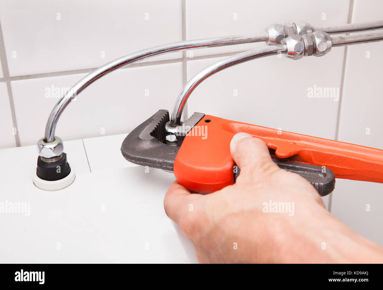 Nahaufnahme der Klempner Hand zur Festsetzung Haushalt Befestigung im Badezimmer Stockfoto