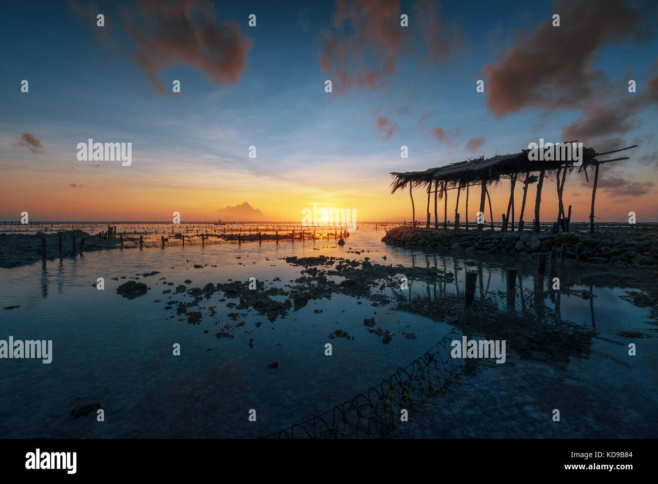 Holz Hütte am Strand semaya, Nusa Penida, Algen Landwirtschaft. Stockfoto