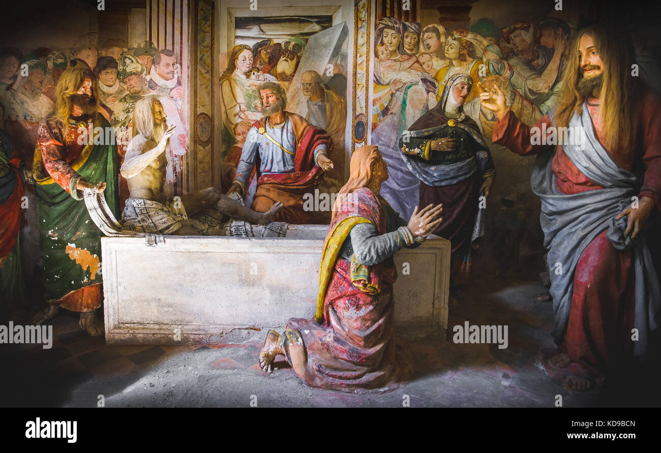 Biblische Szene Darstellung (presepe) der Auferweckung des Lazarus (Sacro Monte di Varallo, Piemont, Italien, 24. Mai 2017) Stockfoto