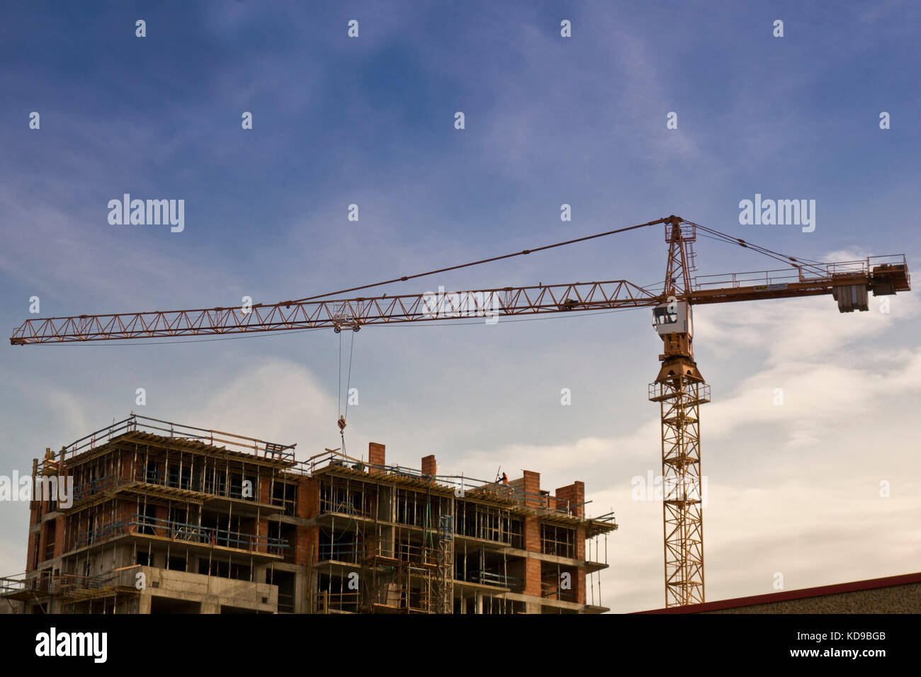 Bau kran und Gebäude in der Entwicklung auf der Baustelle Stockfoto