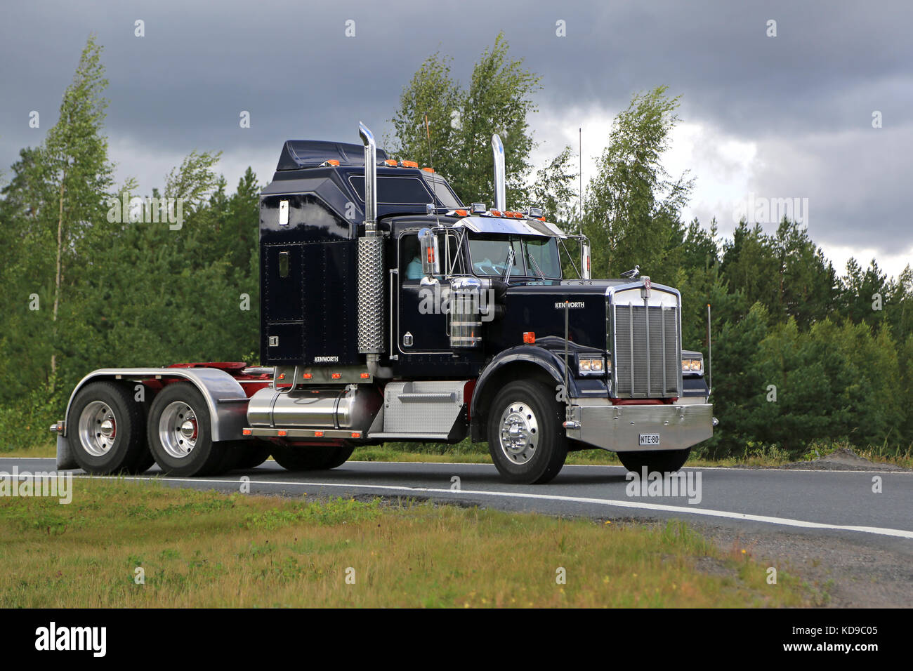 LEMPAALA, FINNLAND - 11. AUGUST 2016: Der klassische Kenworth W900B fährt im Rahmen des LKW-Konvois zum jährlichen Trucking-Event Power TR entlang der Autobahn Stockfoto