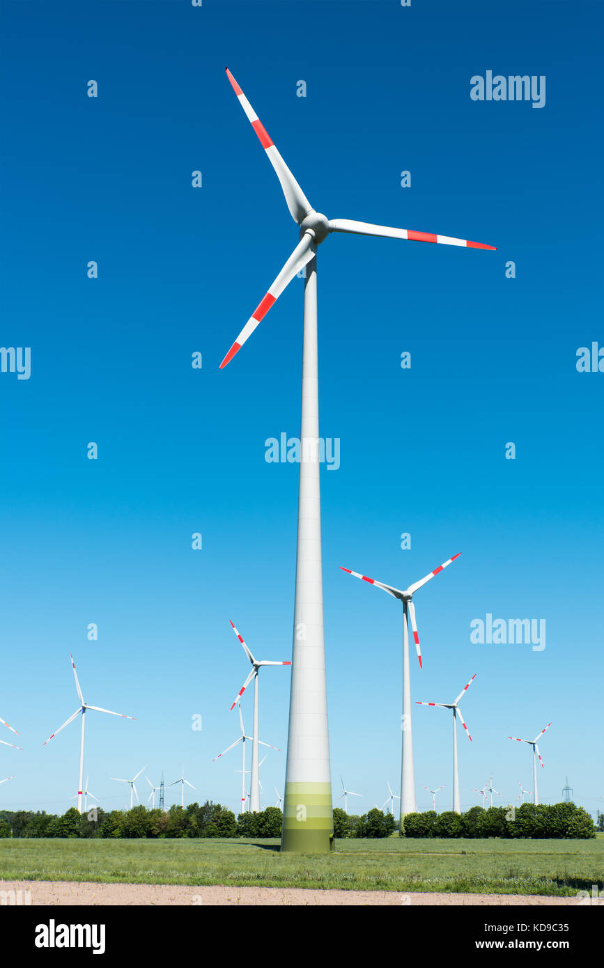 Moderne Windkraftanlagen in Deutschland gesehen Stockfoto