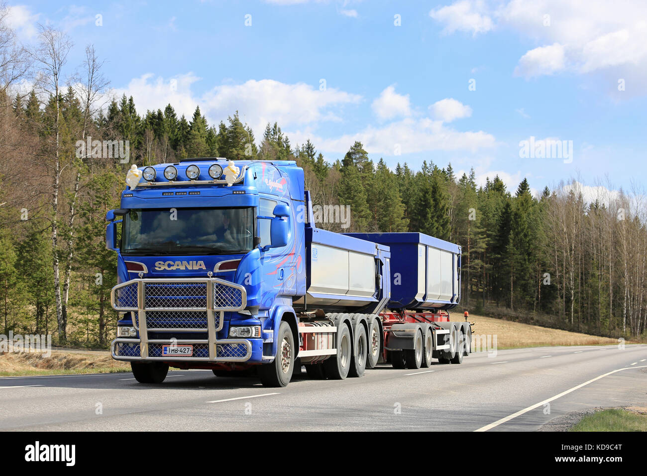 Salo, Finnland - 12. Mai 2017: blauer Scania Kombination Fahrzeug von e Gustafsson für Kalkstein Verkehr bewegt sich entlang der Straße am Frühling im Süden Finnlands. Stockfoto