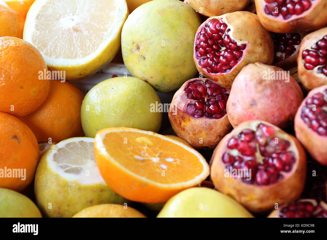 Eine Komposition aus frischen Früchten, einschließlich Orange, Apfel, Granatapfel und Lemmon, auf einem Basar/Souk in Teheran, Iran. frische Säfte serviert. Stockfoto