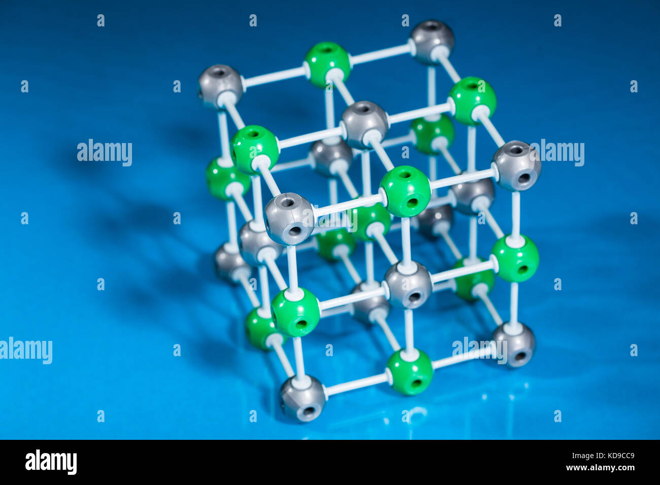 Modell der molekularen Struktur auf Blau reflektierenden Hintergrund Stockfoto