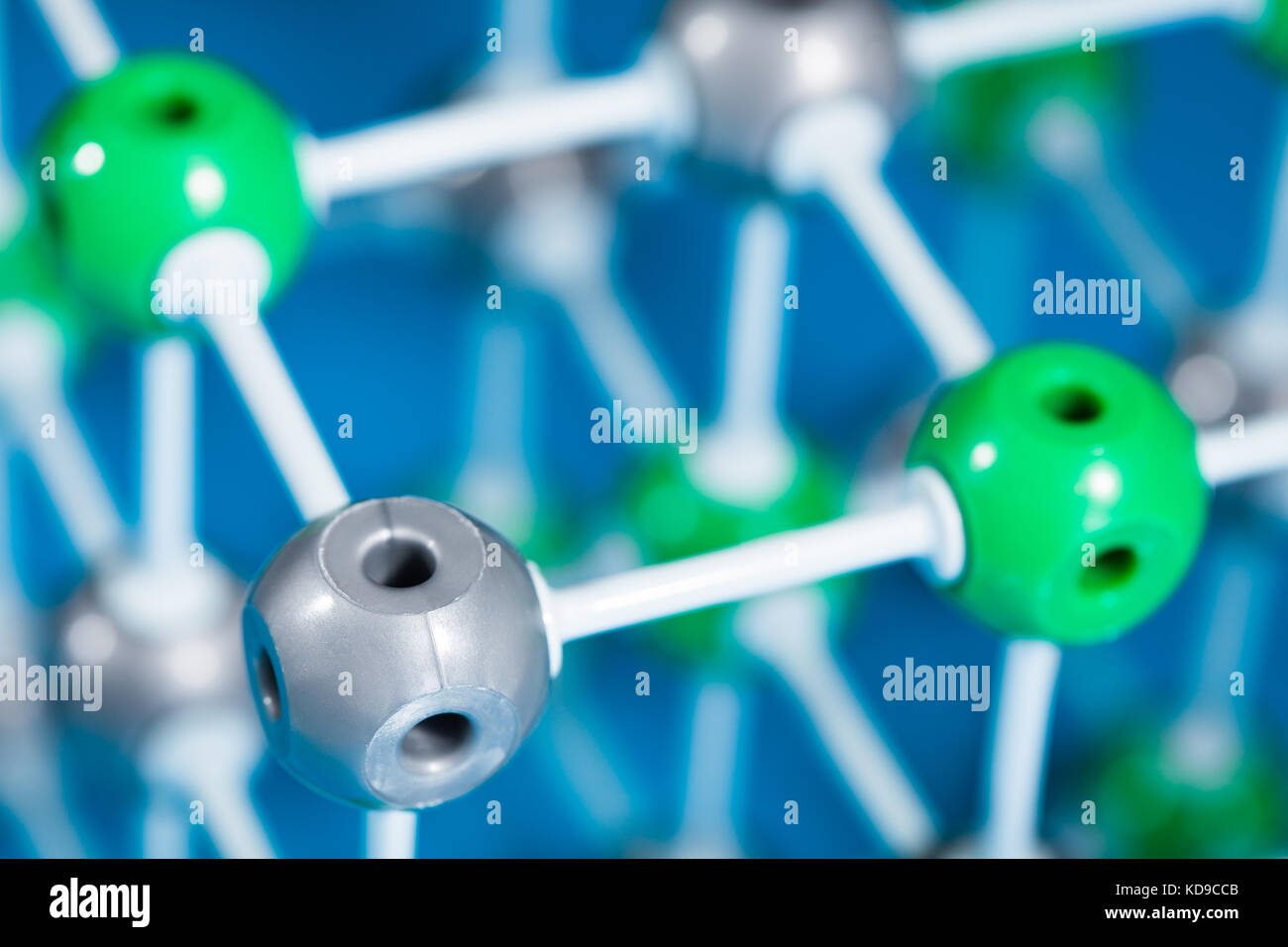 Modell der molekularen Struktur auf Blau reflektierenden Hintergrund Stockfoto