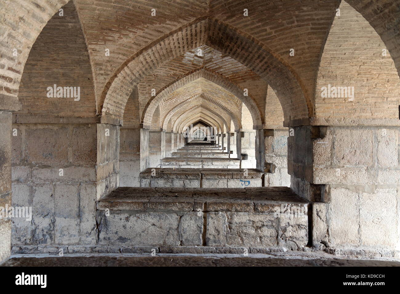 Si-o-seh Pol (die Brücke von 33 Bögen) - 1602. Es ist höchst als eines der berühmtesten Beispiele für Safawidischen bridge Design geordnet. Stockfoto